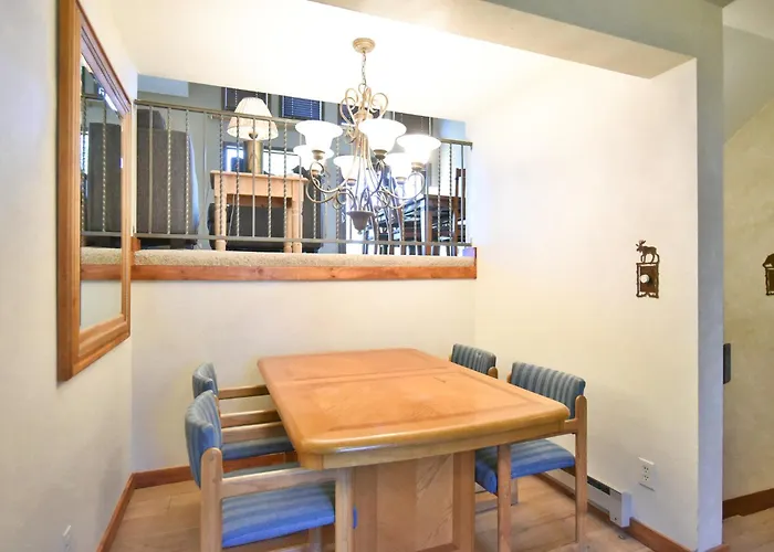 Centennial Townhome - Mountain/Lake Views Pool Access