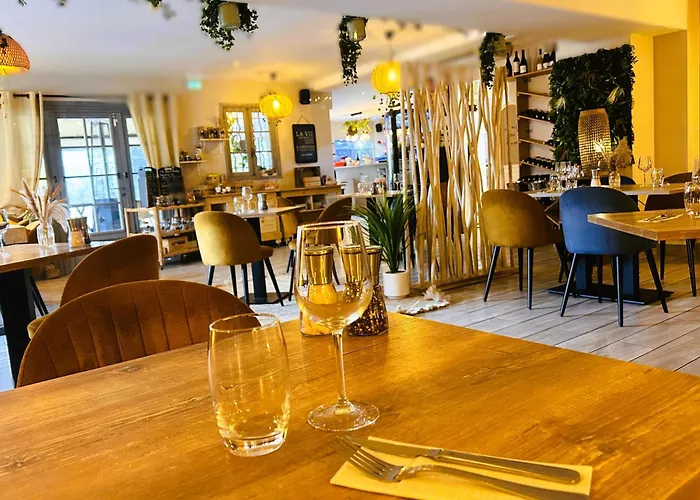 Logis Hotels La Bastide Des Golfs