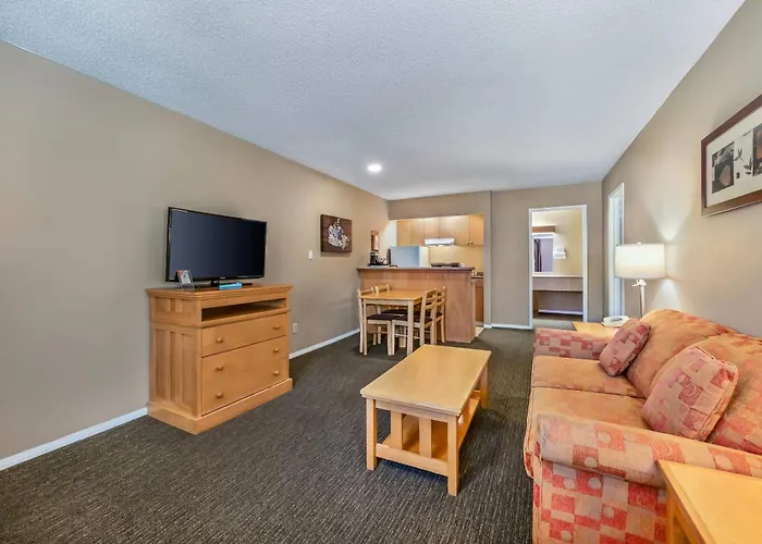 Econo Lodge Inn & Suites