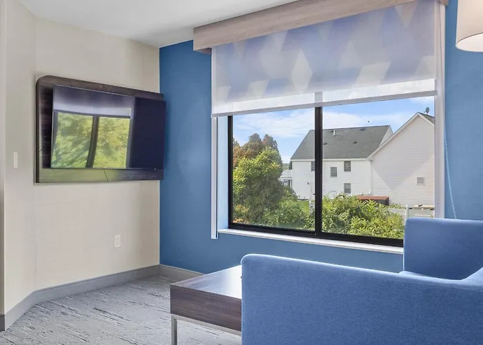 Holiday Inn Express Hotel & Suites Manchester - Airport By Ihg