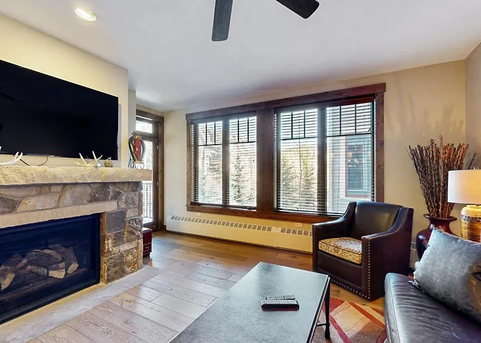 Luxurious, Walk-To-Lift Condo With 2 Balconies, Scenic Views, Pool & Hot Tubs