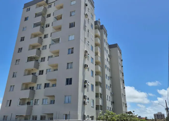Easy Club 308 Apto 2 quartos Ar condicionado Wi-Fi Netflix Prime piscina Elevador Churrasqueira Sacada 200 m da praia Ideal para Famílias e Amigos Reserve agora