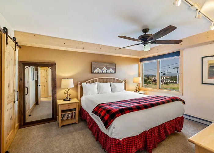 Bear Claw 104 - True Ski-In Ski-Out Access, Slope Views & Winter Shuttle!