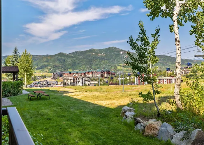 Bear Claw 104 - True Ski-In Ski-Out Access, Slope Views & Winter Shuttle!