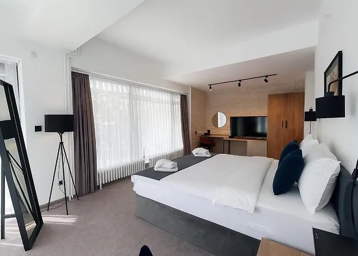Lakeview Hotel & Apartments