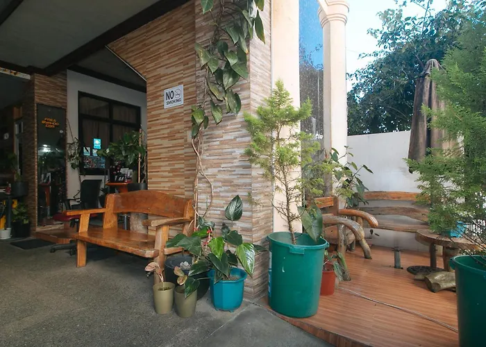 RedDoorz Hostel @ Faes Transient House