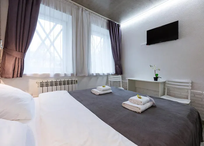Smart Hotel Rooms Near Metro 24/7