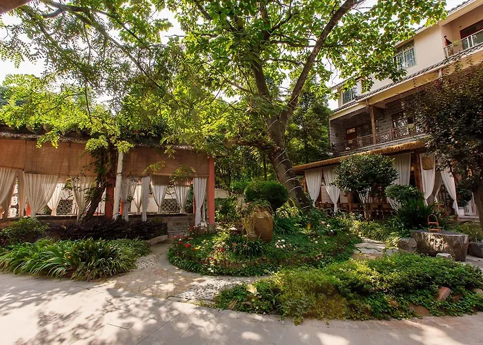 Dujiangyan Whispering Wind Hot Spring Resort Homestay