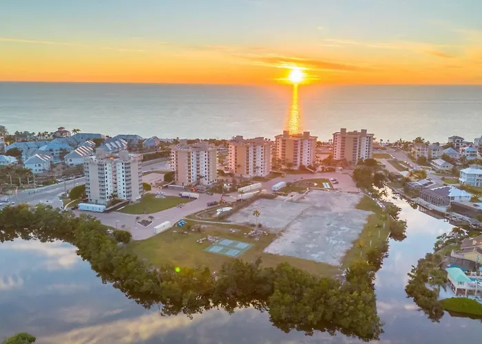 Penthouse Views - Steps From The Shore 2001