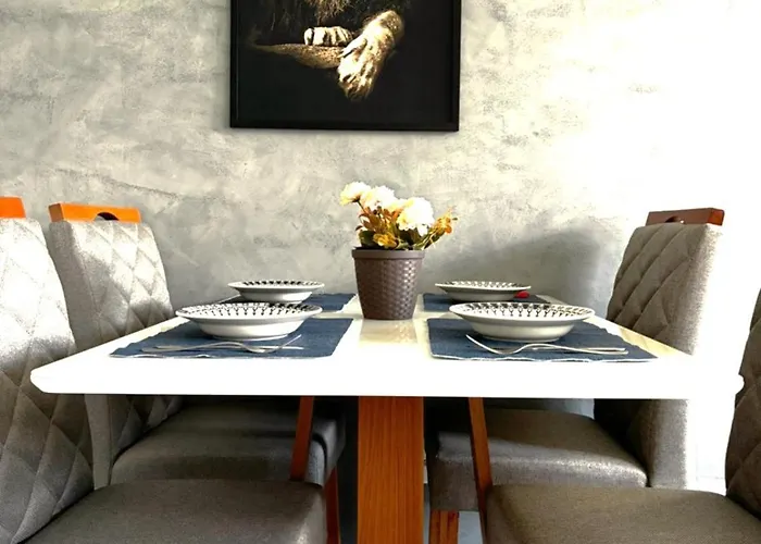 Apartamento com 2 Quartos, próximo ao Centro da Cidade com internet de Alta Velocidade 700Mbps com espaço para home office, Cozinha Completa, Máquina de Lavar e Secar em Condomínio com Portaria 24h, Estacionamento incluso e espaço para Crianças