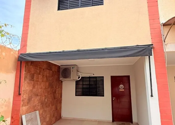 Sobrado de luxo em condomínio
