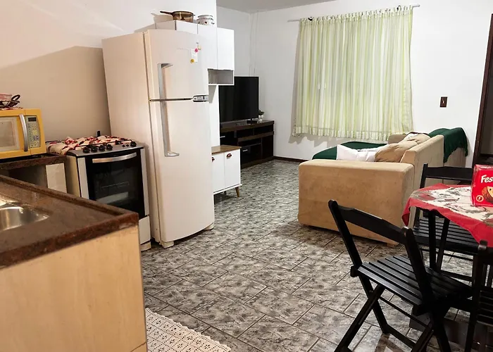 Amplo apartamento próximo ao mar, Praia de Leste