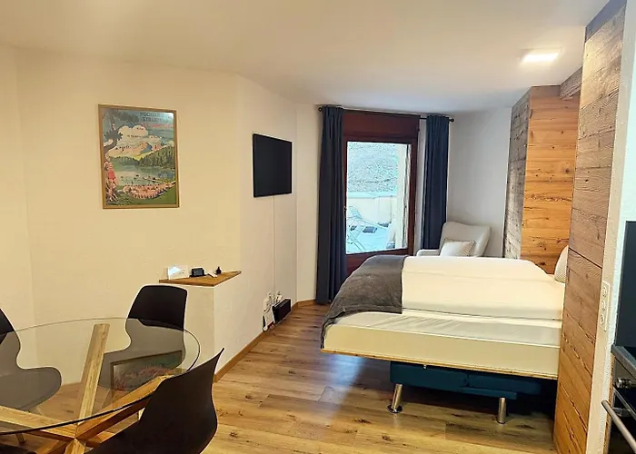 Bijou, Holz, zentral, mit Garage und Pool -CB102-B