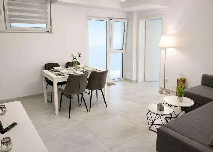 STN Business Suite - Ferienwohnung mit Parkplatz&Balkon, Terrasse&Fußbodenheizung, Netflix Premium, Zentral zu Audi&Schwarz Gruppe