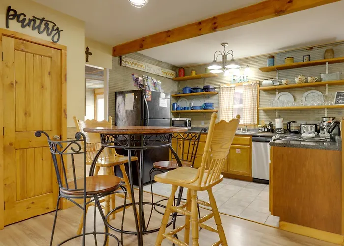 10 Mi To Dollywood: Cozy Apt W/ Shared Fire Pit