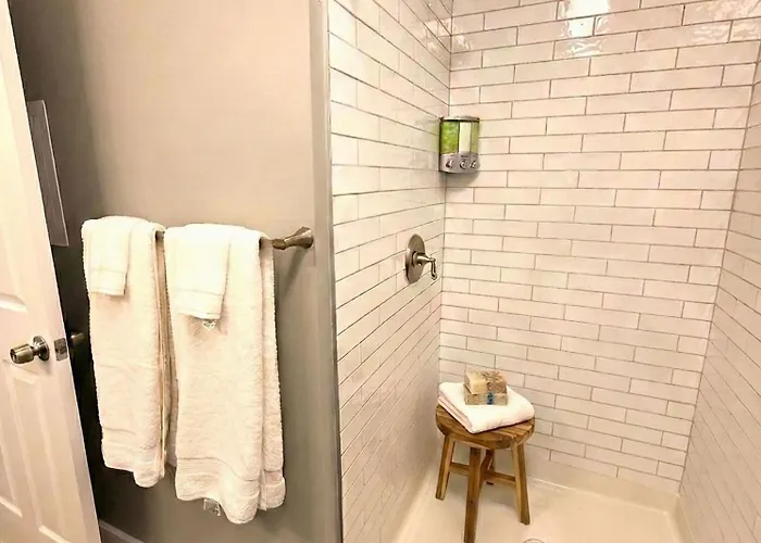Cozy Walk Up King Bed Fast Wifi