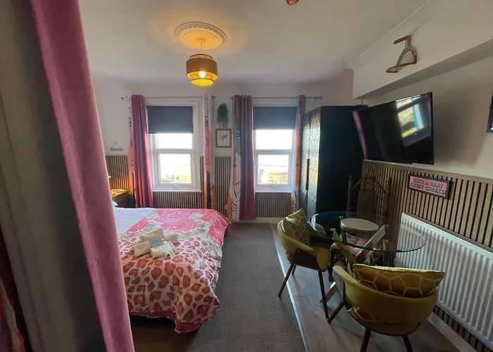 "The Quirky" Seafront Apartment