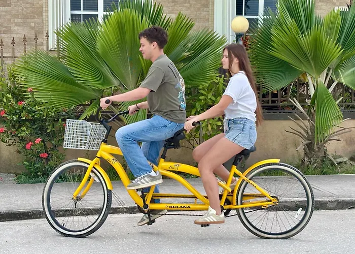 Stylish Apartments - Free Bikes, Nice Area & Cozy Patio, 10 Minutes To Airport