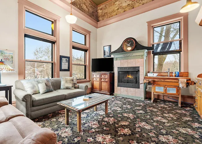Historic Hardware Loft | 2 Blocks To Downtown