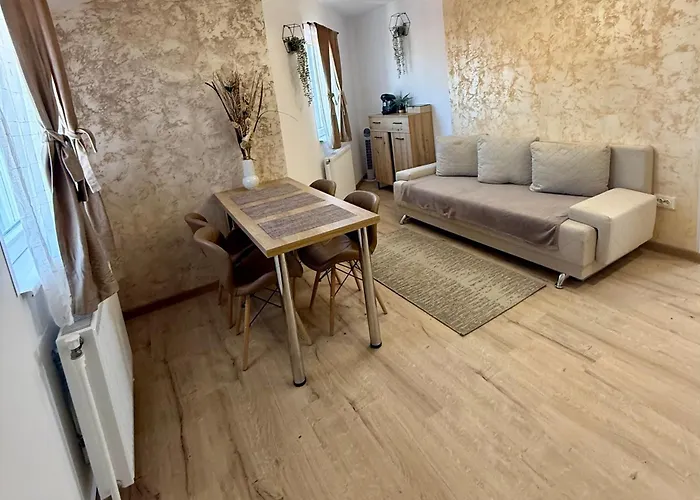 Jokai Apartments Nr9, Code Entry