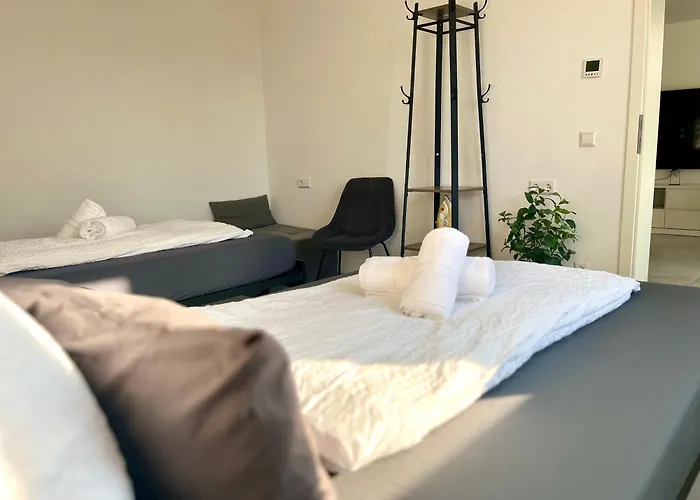STN Business Suite - Ferienwohnung mit Parkplatz&Balkon, Terrasse&Fußbodenheizung, Netflix Premium, Zentral zu Audi&Schwarz Gruppe