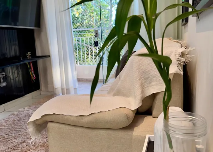 Apartamento 2 Quartos - Ar Condicionado nos Quartos - Smart TV - Elevador - Condomínio Fechado - 1 Cama Casal - 2 Camas de Solteiro com Auxiliar - Cozinha Completa - Estacionamento Gratuito