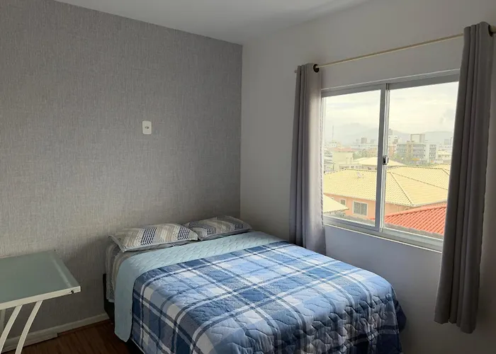 Lindo apartamento completo e com garagem coberta
