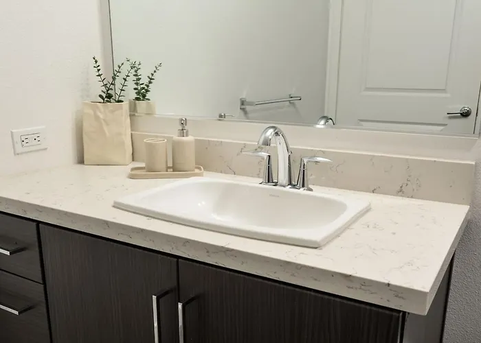 Luxury 1Bdr Centrally Located In Hollywood