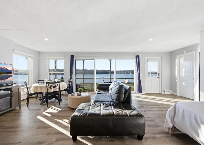 Waterfront Walk Out With Private Terrace
