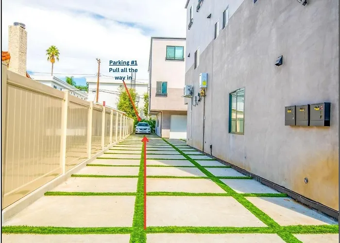 Stylish Sherman Oaks Townhouse 3Bed + 3.5Bath All Master Suites