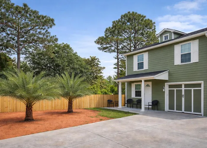 Vacation House, 2 Miles To Beach, Smart Tvs, Grill