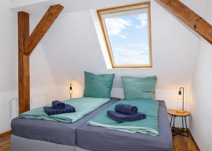 Larooms Merseburg - Apartment LP01 - 2 Zimmer, 2 Einzelbetten, 1 Doppelbett, große Couch, Küche, Balkon, Waschmaschine