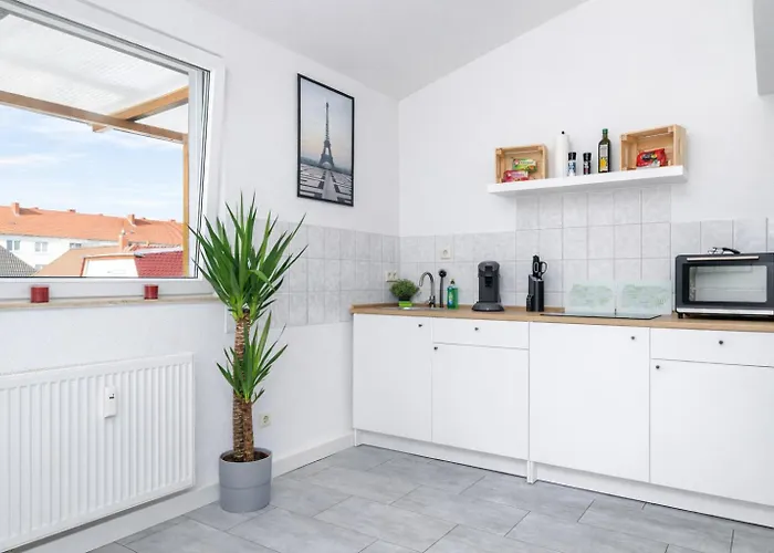 Larooms Merseburg - Apartment LP01 - 2 Zimmer, 2 Einzelbetten, 1 Doppelbett, große Couch, Küche, Balkon, Waschmaschine
