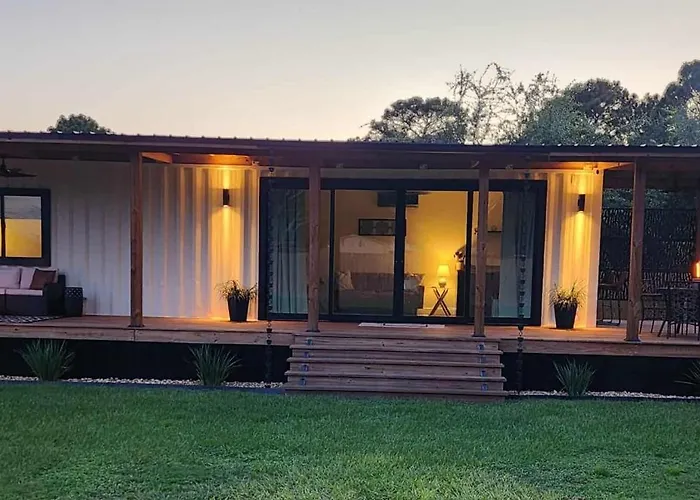 "Glamtainer" One Of A Kind Romantic Luxe Retreat, 8 Minutes To Emerald Beach, Outdoor Haven