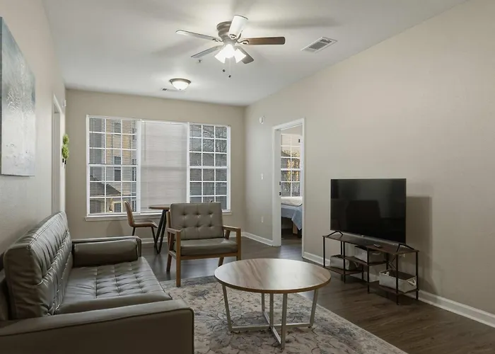 New Modern Stay Across From Unc-P With Pool & Gym