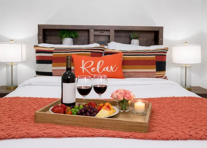 Private 1Br - Workspace, Parking, Pets Stay & Sleeps 3