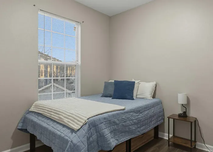 New Modern Stay Across From Unc-P With Pool & Gym