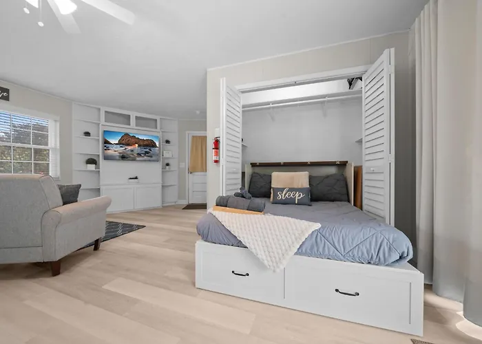 Private Poolside Guesthouse Suite! Prime Location!