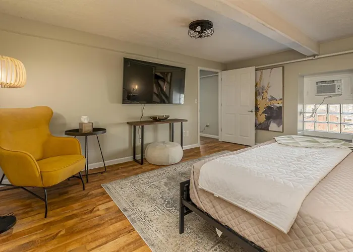 Urban-Chic King Suite Near Siu Carbondale