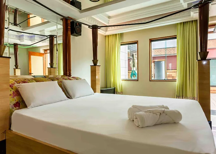 Status Motel
