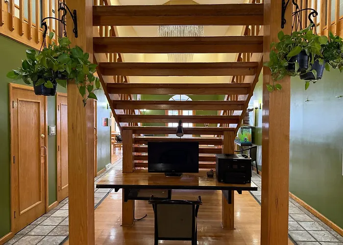 Lafayette Inn & Suites