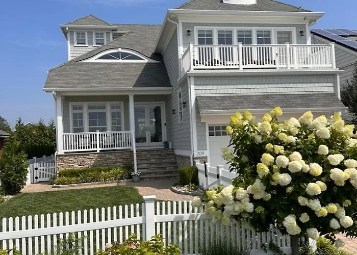 Lakefront 5-Bedroom House Near Ocean With Pool