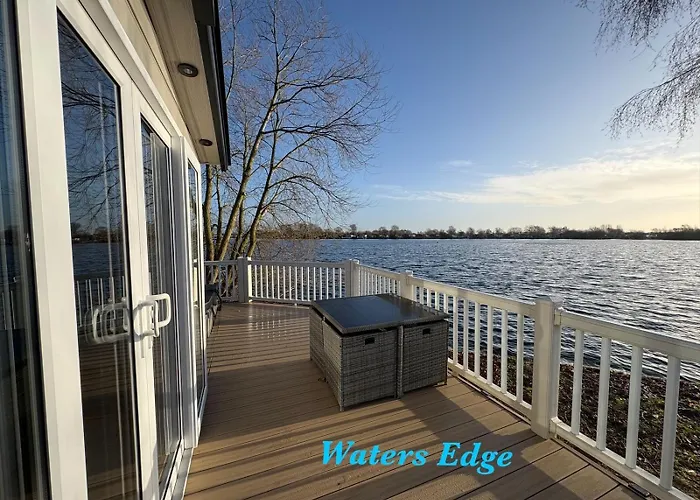 Tattershall Lakes Waters Edge Mini Lodge Lakeside, 8 Berth With Hot Tub & Wifi
