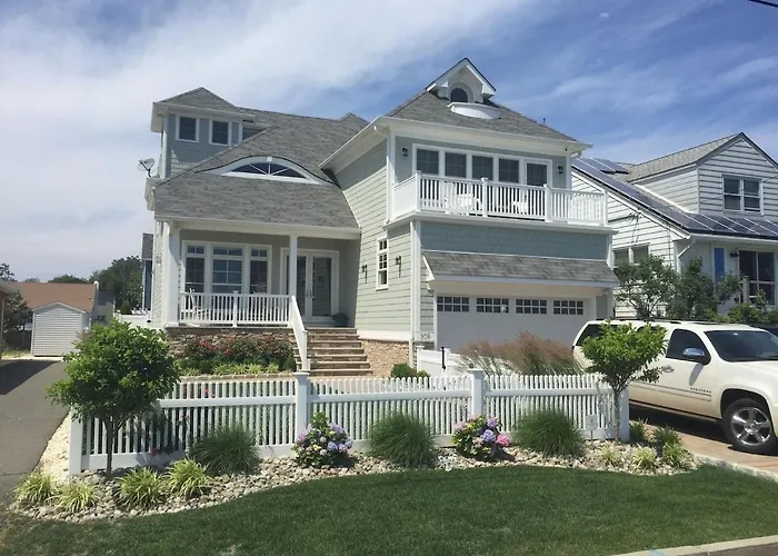 Lakefront 5-Bedroom House Near Ocean With Pool