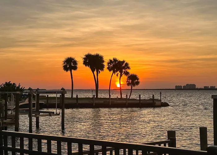 Private Beach & Pool Access! Fort Myers Getaway