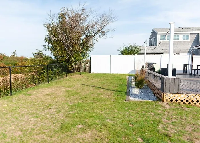 Dog-Friendly Cottage With Backyard & Beach Vibes!