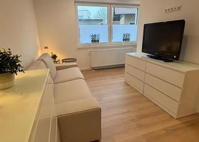 Zentrale Wohnung mit eigenem Eingang und Stellplatz