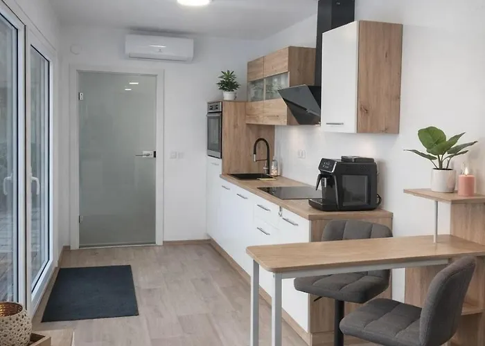 Tiny House im Seecontainer mit Parkplatz Garten