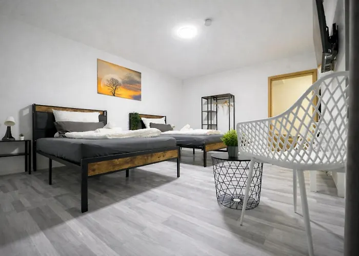 Royale Business Suite with 4 Bedrooms&Parkplatz&Balkon, All Beds in large Size 120cm Netflix Premium, zentral zu Audi und Schwarz Gruppe
