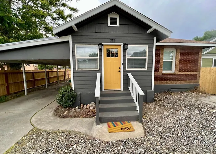 717 Charming 4 Bed Mid-Town Retreat